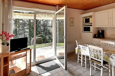 Cuisine ou kitchenette dans l'établissement Les Chênes Rouges - Appt avec piscine partagée