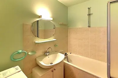 Salle de bains dans l'établissement Les Chênes Rouges - Appt avec piscine partagée