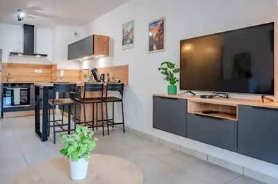 Cuisine ou kitchenette dans l'établissement Le Stan - Centre Ville - Terrasse & Parking Gratuit - Commerces à proximité