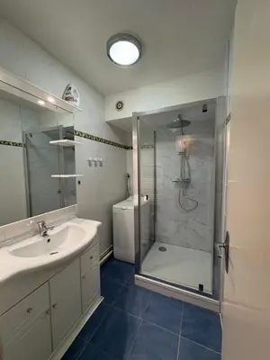 Salle de bains dans l'établissement Le Seydrad, appartement vue nature, hauteurs de Gérardmer