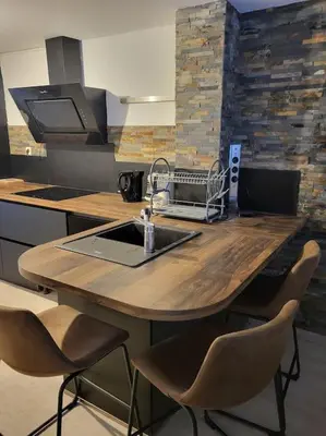 Cuisine ou kitchenette dans l'établissement Bel appartement avec Balnéo