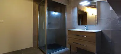Salle de bains dans l'établissement Maison Gite Le Skieur