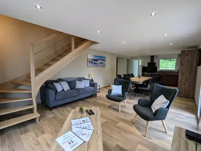 Coin salon dans l'établissement Maison Gite Le Skieur