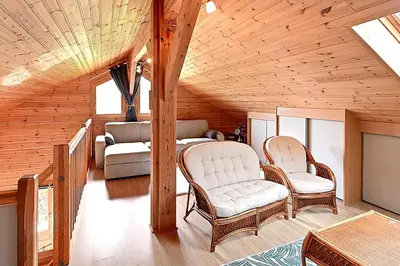 Coin salon dans l'établissement Chalet Bois Cosy - Climatisé - Piscine privée