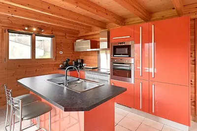 Cuisine ou kitchenette dans l'établissement Chalet Bois Cosy - Climatisé - Piscine privée