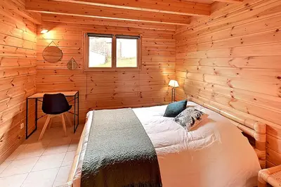 Un ou plusieurs lits dans un hébergement de l'établissement Chalet Bois Cosy - Climatisé - Piscine privée