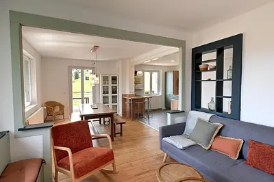 Coin salon dans l'établissement Le Chemin des Cerisiers - Maison vue montagne