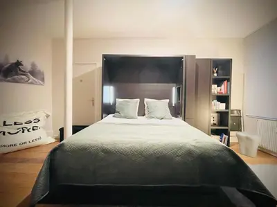 Un ou plusieurs lits dans un hébergement de l'établissement Grand studio confortable situé en centre ville