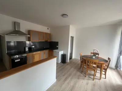 Cuisine ou kitchenette dans l'établissement Appartement 2 chambres centre-ville
