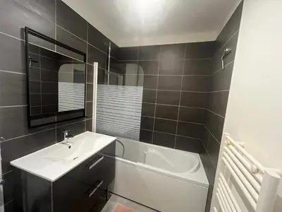 Salle de bains dans l'établissement Appartement 2 chambres centre-ville