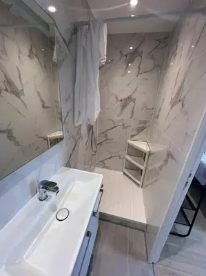 Salle de bains dans l'établissement Esprit France, joli studio au coeur de Mulhouse