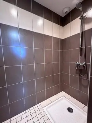Salle de bains dans l'établissement Le Poulailler des Mios