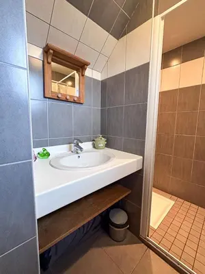 Salle de bains dans l'établissement Le Poulailler des Mios