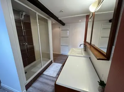 Salle de bains dans l'établissement La Maison de l'Ours - Avec Patio & Garage - 8 personnes