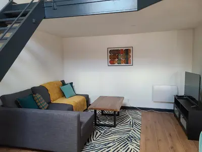 Télévision ou salle de divertissement dans l'établissement Beau duplex avec garage