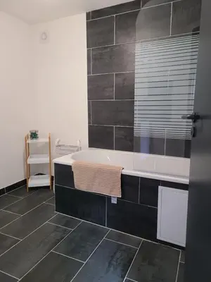 Salle de bains dans l'établissement Beau duplex avec garage