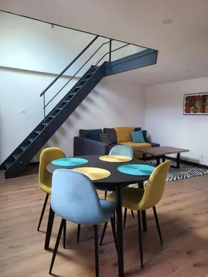 Coin salon dans l'établissement Beau duplex avec garage