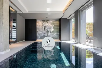 Piscine de l'établissement La Loge aux Loups, à 100 m du lac, piscine intérieure, sauna, cheminée, local skis vélos ou située à proximité