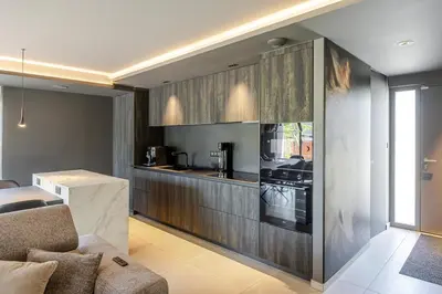 Cuisine ou kitchenette dans l'établissement La Loge aux Loups, à 100 m du lac, piscine intérieure, sauna, cheminée, local skis vélos