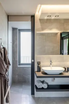Salle de bains dans l'établissement La Loge aux Loups, à 100 m du lac, piscine intérieure, sauna, cheminée, local skis vélos