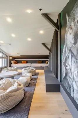 Coin salon dans l'établissement La Loge aux Loups, à 100 m du lac, piscine intérieure, sauna, cheminée, local skis vélos