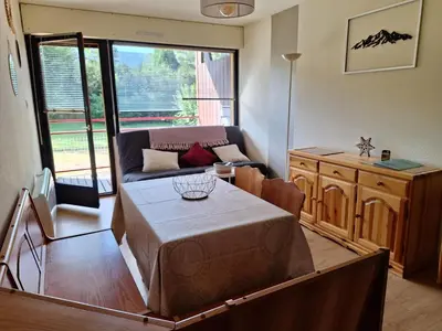 Coin salon dans l'établissement Studio cosy avec terrasse au cœur du village