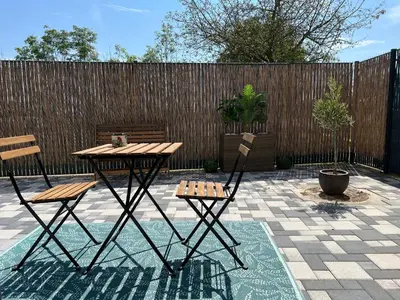 Terrasse ou espace extérieur de l'établissement Zen&spa appartement avec jacuzzi et sauna privatif
