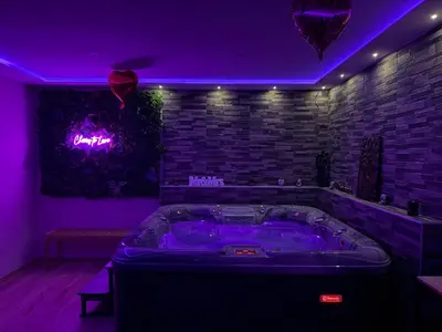 Un ou plusieurs lits dans un hébergement de l'établissement Zen&spa appartement avec jacuzzi et sauna privatif