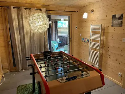 Salle de jeux dans l'établissement Chalet de Luxe Spacieux - 8 pers- Sauna & Jacuzzi
