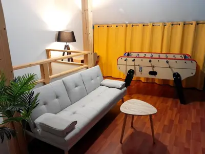 Coin salon dans l'établissement CHALET RÉCENT - BILLARD - BABYFOOT - PING PONG - MINI GOLF - WIFI - JARDIN - TERRASSE - 4 CHAMBRES - 2 à 8 PERSONNES