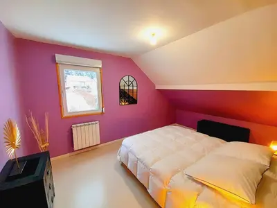 Un ou plusieurs lits dans un hébergement de l'établissement CHALET RÉCENT - BILLARD - BABYFOOT - PING PONG - MINI GOLF - WIFI - JARDIN - TERRASSE - 4 CHAMBRES - 2 à 8 PERSONNES