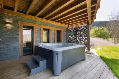 Plan de l'établissement Chalet Bellevue, piscine intérieure, spa, vue lac