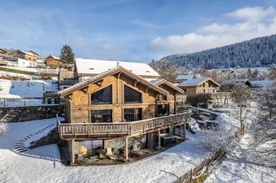 Vue générale sur la montagne ou vue sur la montagne depuis le chalet