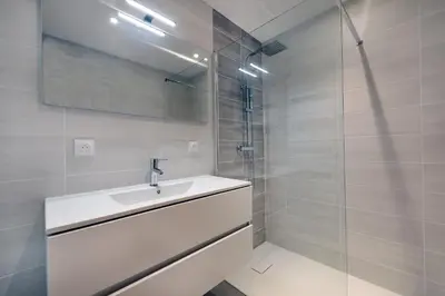 Salle de bains dans l'établissement Domaine des Chênes Rouges - Appt 3 étoiles pour 4p dans chalet