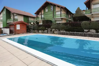 Piscine de l'établissement Domaine des Chênes Rouges - Appt 3 étoiles pour 4p dans chalet ou située à proximité