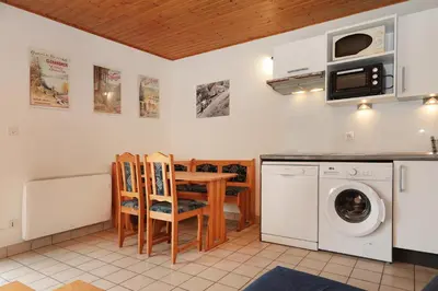 Cuisine ou kitchenette dans l'établissement Domaine des Chênes Rouges - Appt 3 étoiles pour 4p dans chalet