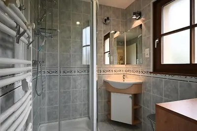 Salle de bains dans l'établissement Pré Fleuri 2 - Vue Lac et Montagne, à 600m du lac