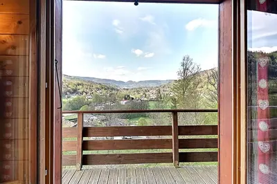 Vue générale sur la montagne ou vue sur la montagne depuis le chalet