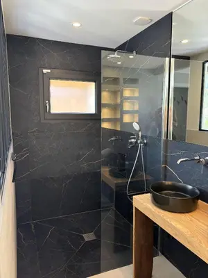 Salle de bains dans l'établissement Le Grand Perce Neige & Jacuzzi à proximité de Gérardmer
