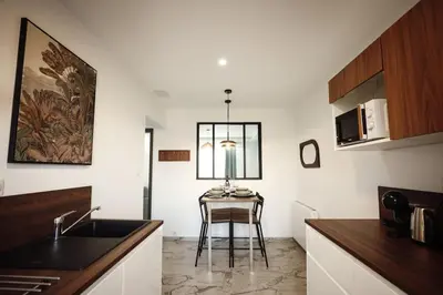 Cuisine ou kitchenette dans l'établissement Royale Lumineux Jacuzzi Parking privé