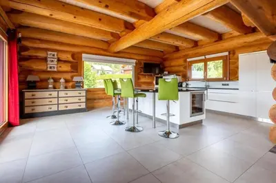 Cuisine ou kitchenette dans l'établissement Merveille architectural en rondins chalet Whistler