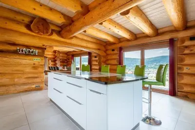 Cuisine ou kitchenette dans l'établissement Merveille architectural en rondins chalet Whistler