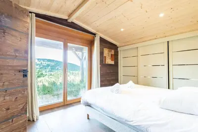 Un ou plusieurs lits dans un hébergement de l'établissement Merveille architectural en rondins chalet Whistler