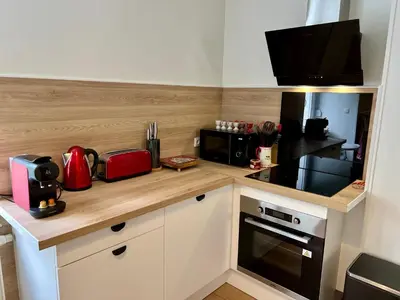 Cuisine ou kitchenette dans l'établissement Gîte 2 à 8 personnes style chalet avec garage privé et jardin