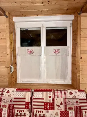 Un ou plusieurs lits dans un hébergement de l'établissement Gîte 2 à 8 personnes style chalet avec garage privé et jardin