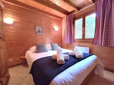 Un ou plusieurs lits dans un hébergement de l'établissement Chalet Goutelle, paisible en pleine nature
