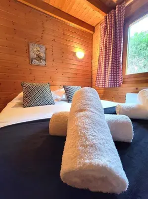 Un ou plusieurs lits dans un hébergement de l'établissement Chalet Goutelle, paisible en pleine nature