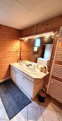 Salle de bains dans l'établissement Chalet Goutelle, paisible en pleine nature