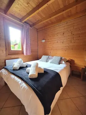 Un ou plusieurs lits dans un hébergement de l'établissement Chalet Goutelle, paisible en pleine nature
