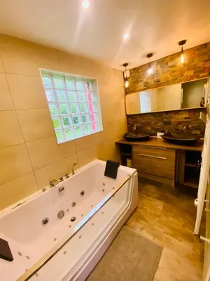 Salle de bains dans l'établissement Chez Coralie balneo terrasse Europapark